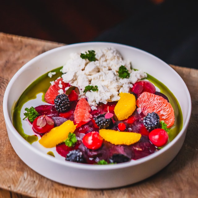 Carpaccio z buraków/ / wędzona ricotta / coulis jeżynowy / oliwa estragonowa